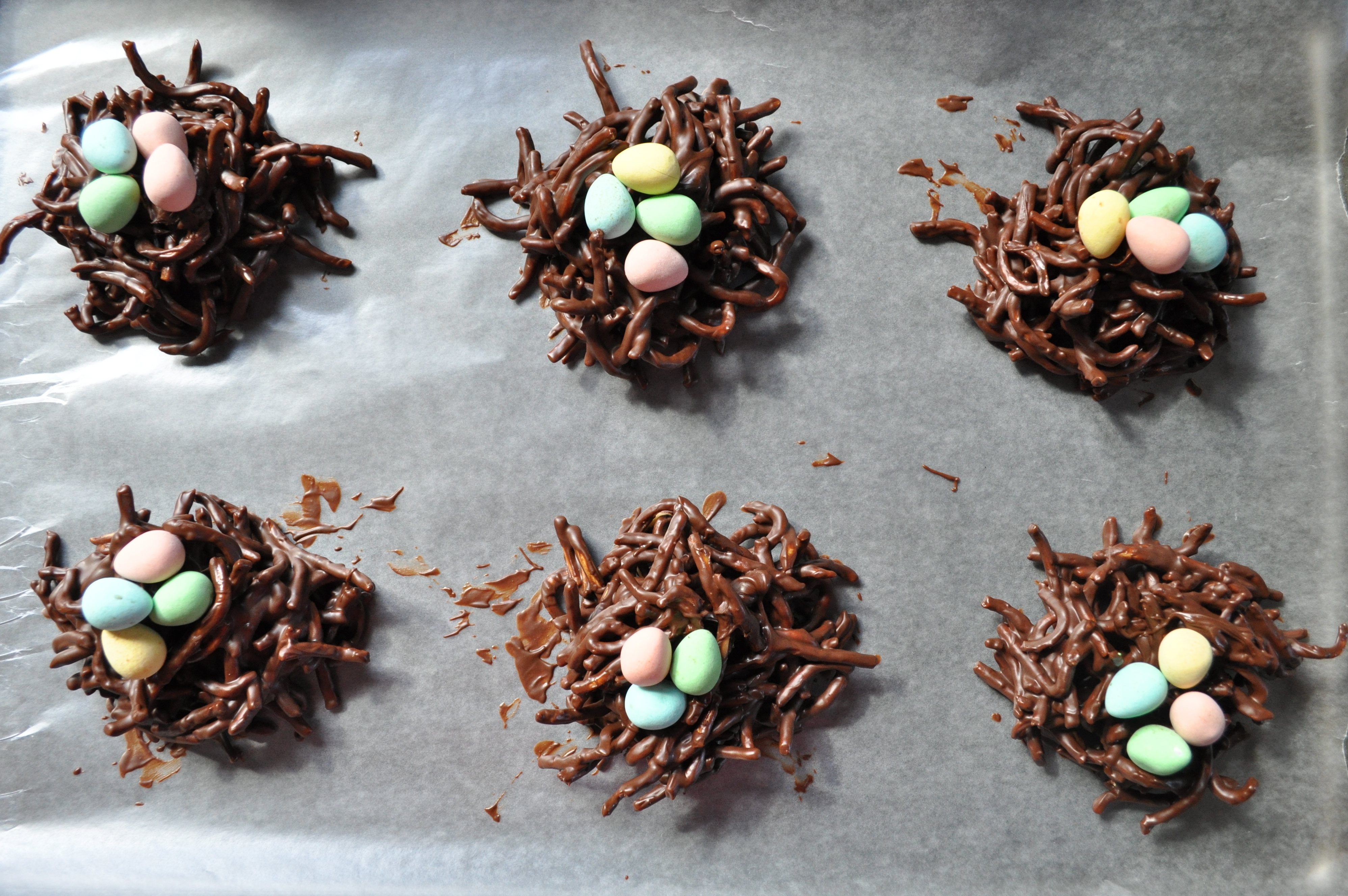 Гнездо из шоколада. Шоколадное гнездо. Шоколадное гнездо декор. Из шоколада украшения гнездо.